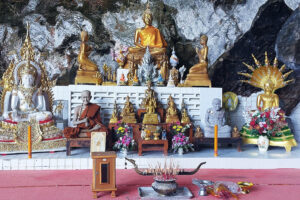 Een altaar vol heilige beeldjes in een Thaise tempel