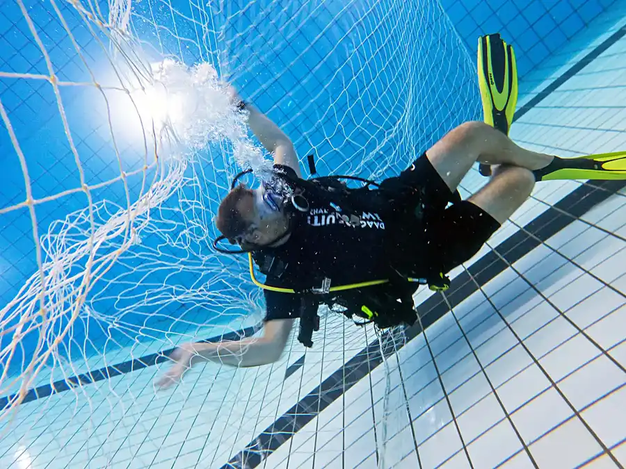 Nettentraining - een duiker raakt verstrikt in een net