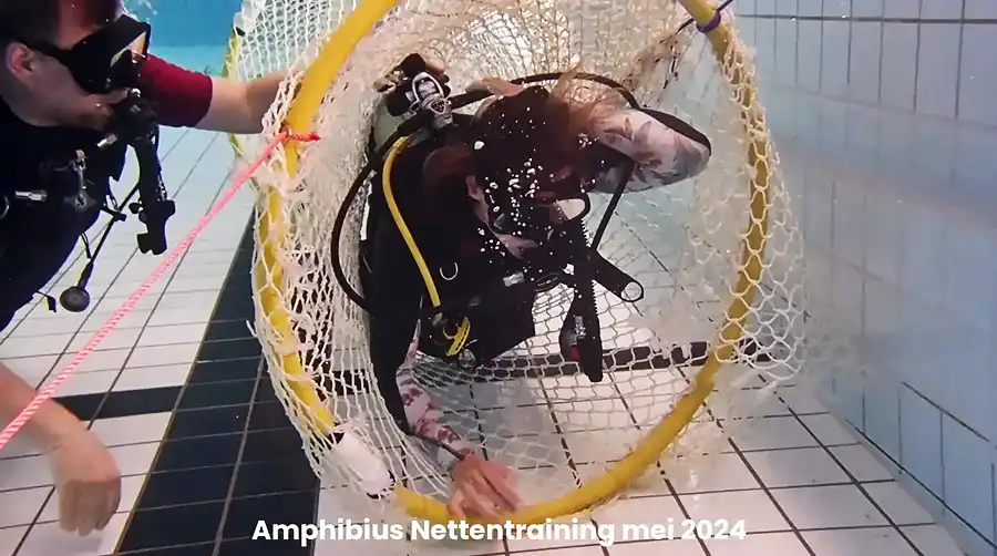 Nettentraining - een duiker helpt zijn duikbuddy die vast zit in een fuik