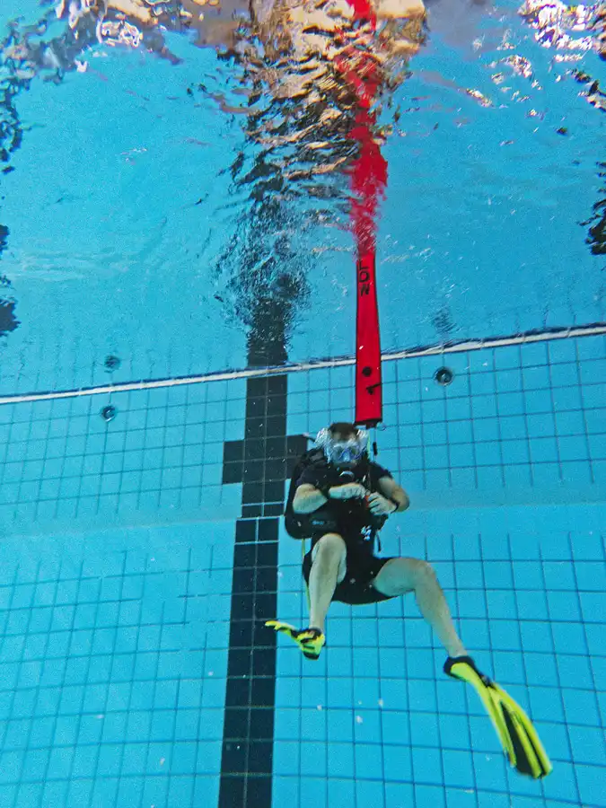 Delayed Surface Marker Buoy training - een duiker hangt rustig onder een opgeblazen SMB