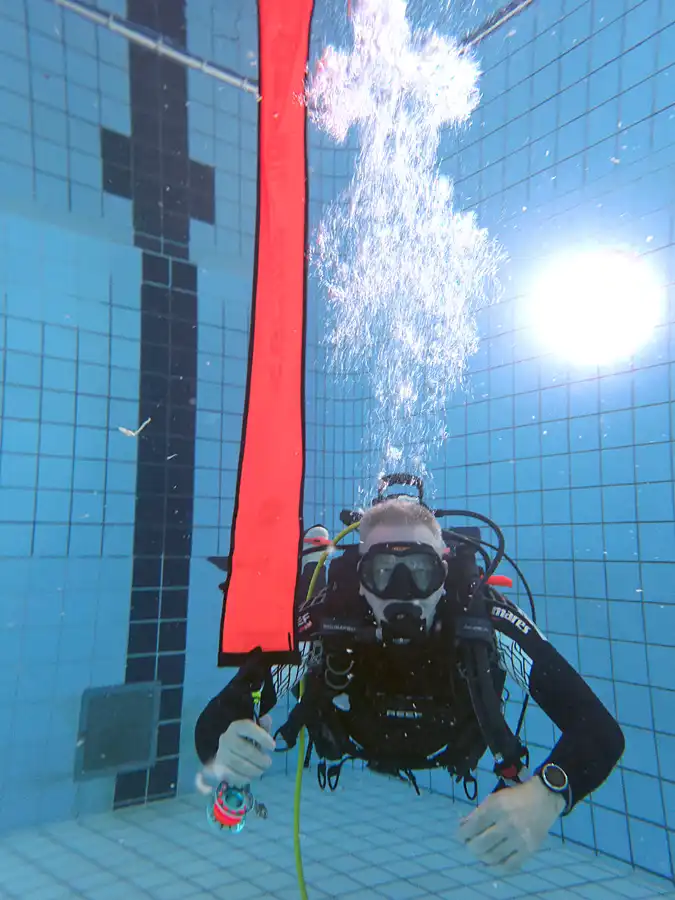 SMB training - een duiker met uitgerolde SMB - klaar om op te laten