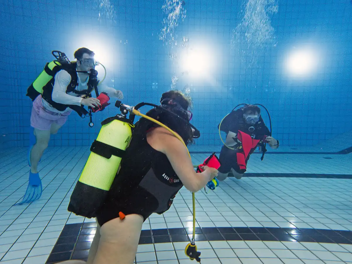 Duikvereniging Amphibius -een groep duikers oefent met het oplaten van een DSMB