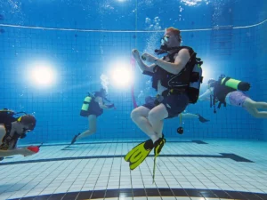 duikvereniging Amphibius - SMB training - duiker hangt relaxed onder een boei terwijl andere duikers bezig zijn hun boei op te laten
