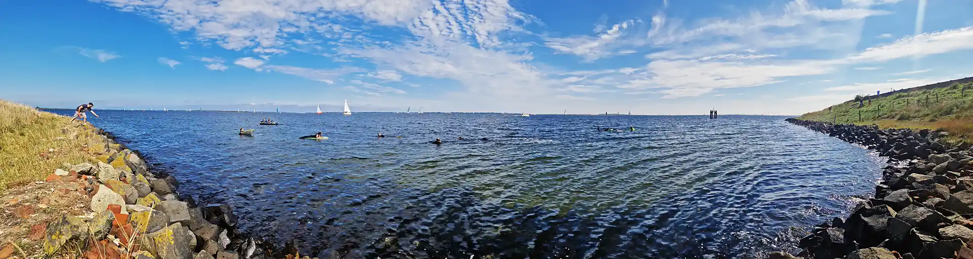 Panoramafoto van de snorkelaars bij duikstek Dreischor Gemaal