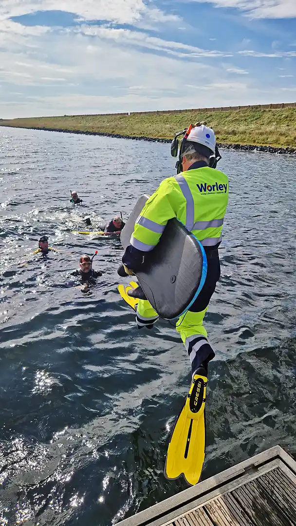 Snorkelaar in een iets minder typischse snorkeloutfit