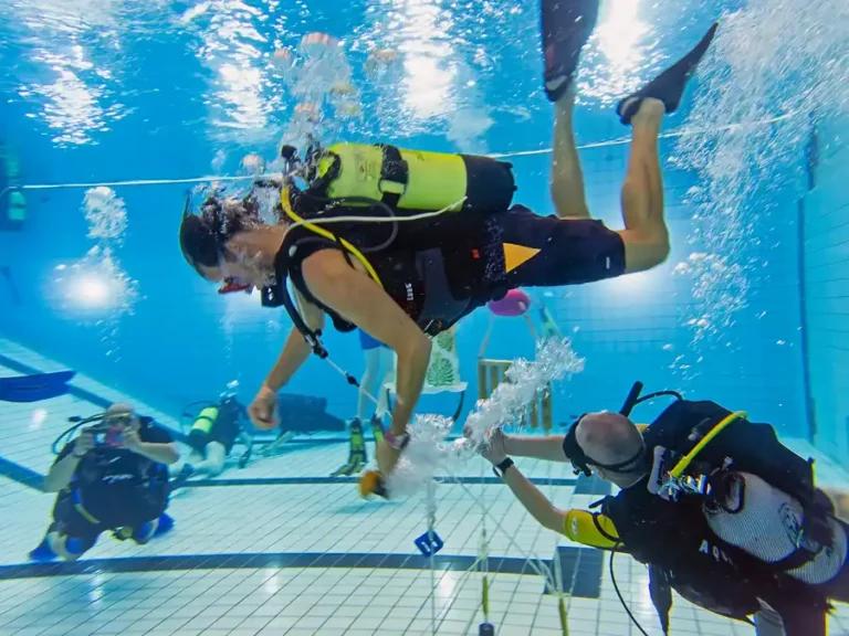 Amphibius Open Avond 2025 - Het is lekker druk onder water in het zwembad