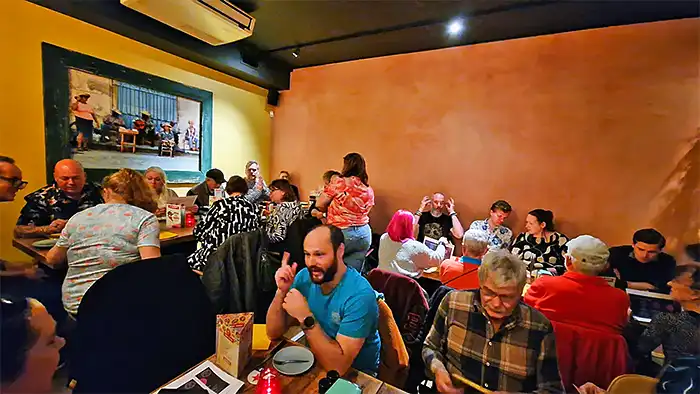 Met een grote groep uit eten als voorpret op de Bonaire reis